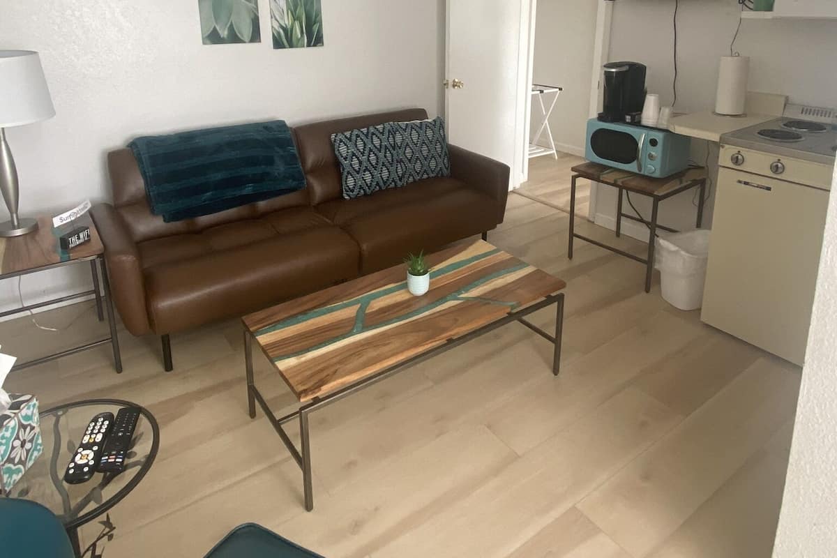Suite Signature, 1 camera da letto, angolo cottura, vista città | Area soggiorno | TV LCD 32 pollici con canali via cavo, TV, servizi in streaming