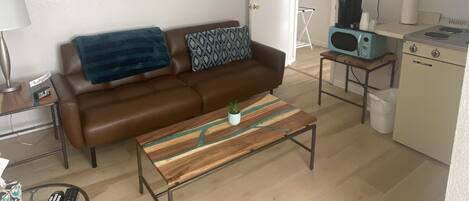 特色套房, 1 間臥室, 小廚, 城市景 | 客廳 | 32 吋LCD 電視連有線電視頻道、電視、Netflix