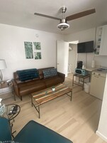 Suite Signature, 1 habitación, cocina básica, vistas a la ciudad | Zona de estar | Una televisión LCD, Netflix, Hulu, servicios de streaming