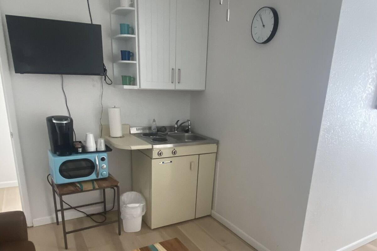 signature suite, 1 bedroom, kitchenette, city view | living area | 32-inch lcd tv with cable channels, tv, streaming services