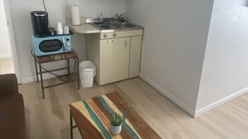 Signature Suite, 1 Bedroom, Kitchenette, City View | Living area