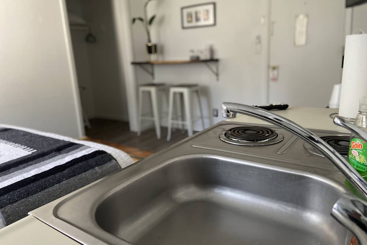 standard room, 1 queen bed | private kitchen | mini-fridge, microwave, stovetop, coffee/tea maker