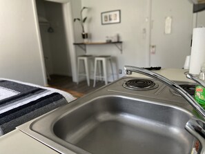 Rom – standard, 1 queensize-seng | Eget kjøkken | Minikjøleskap, mikrobølgeovn, kokeplater og kaffetrakter/tekoker