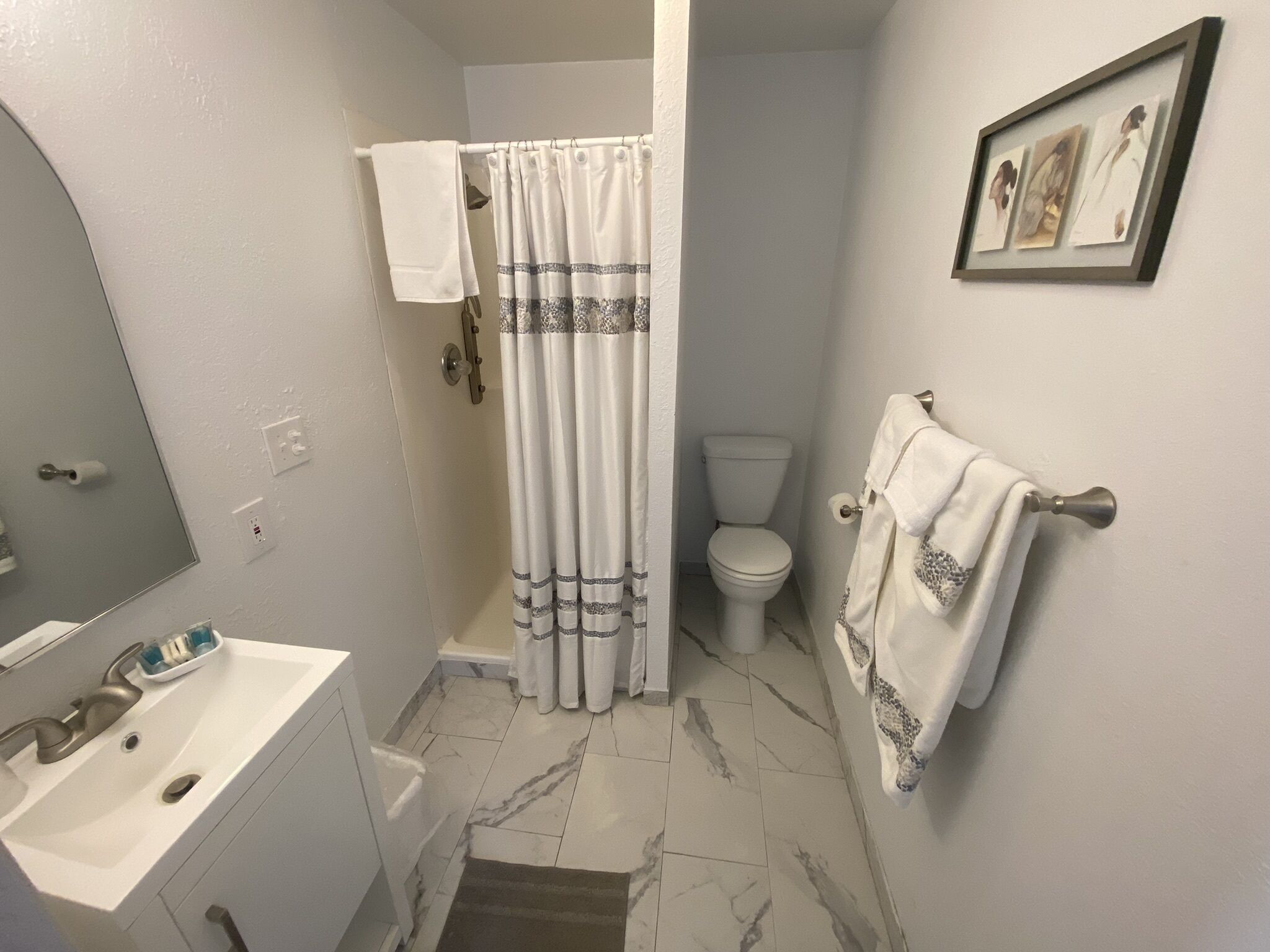 family suite | bathroom | shower, hydromassage showerhead, free toiletries, hair dryer