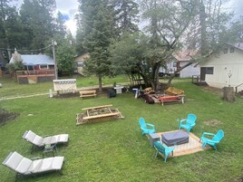 Standard Room, 1 Queen Bed | Courtyard view