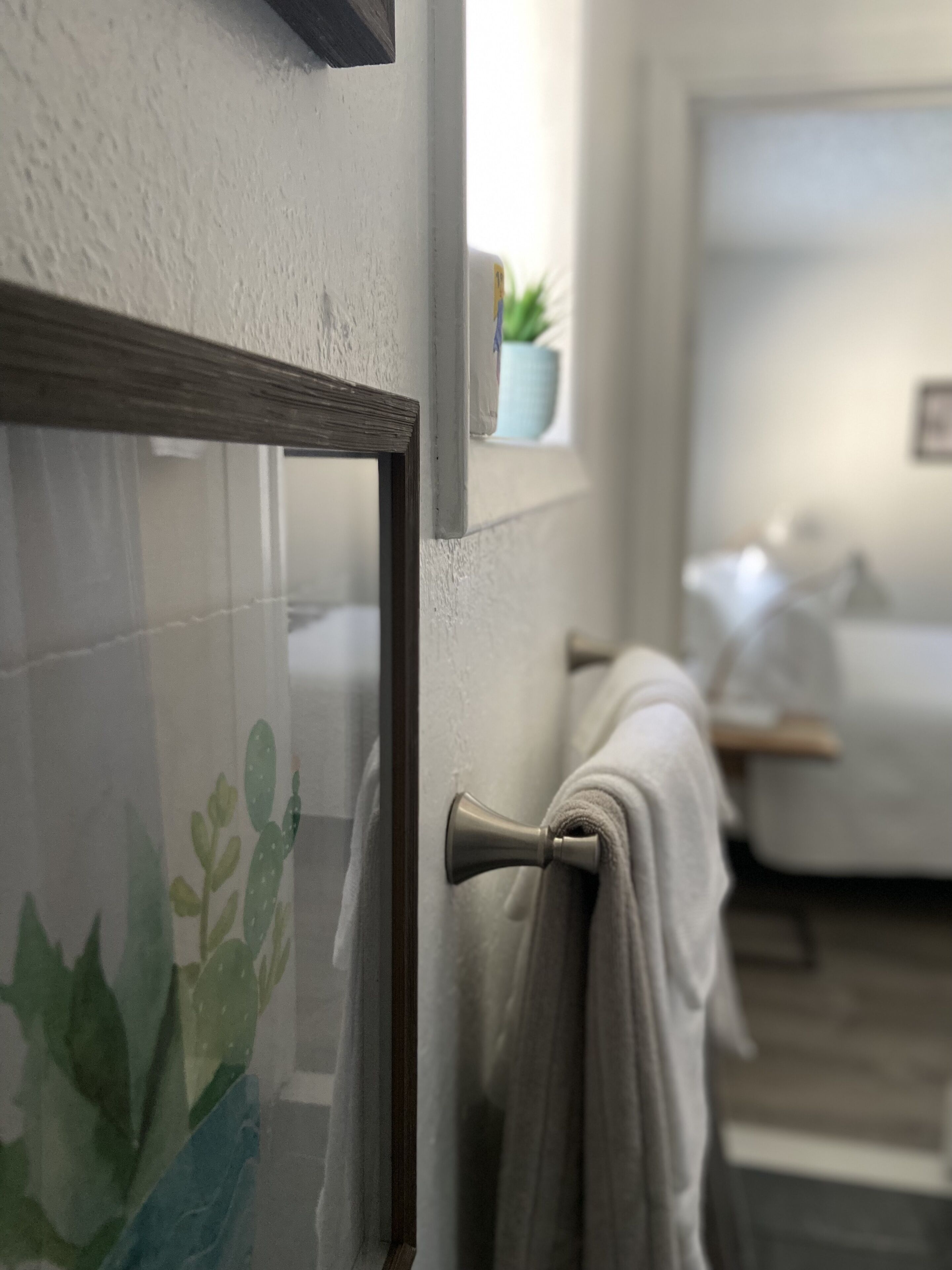 Standard Room, 1 Queen Bed | Bathroom | Shower, hydromassage showerhead, free toiletries, hair dryer