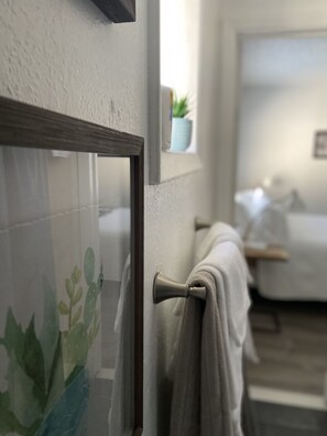 Rom – standard, 1 queensize-seng | Bad | Dusj, dusjhode med hydromassaje, toalettartikler (inkludert) og hårføner