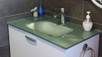 Deluxe Double Room, Private Bathroom | Bathroom | Shower, hydromassage showerhead, free toiletries, hair dryer