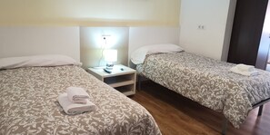 Escritorio, cortinas blackout, sistema de insonorización y wifi gratis 