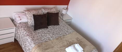 Escritorio, cortinas blackout, sistema de insonorización y wifi gratis