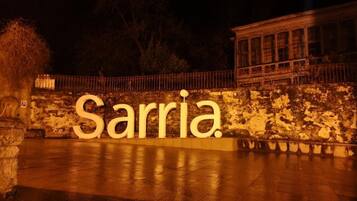 Bagian depan properti - sore/malam