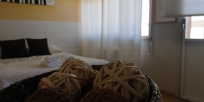 Escritorio, cortinas blackout, sistema de insonorización y wifi gratis 