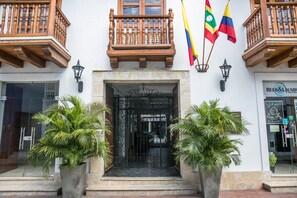 Front of property - evening/night - Hotel Boutique La Artillería (Cartagena)