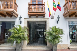 Fachada de la propiedad por la tarde o noche