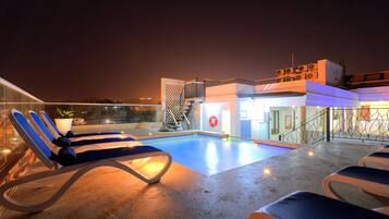 Outdoor pool, pool loungers