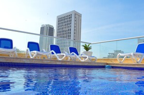 Piscine extérieure, chaises longues