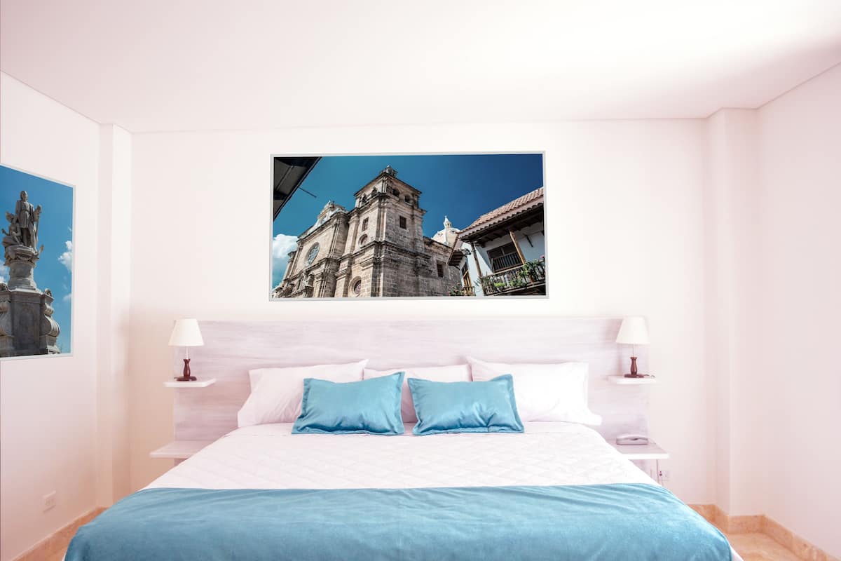 1 Schlafzimmer, hochwertige Bettwaren, Zimmersafe, Schreibtisch