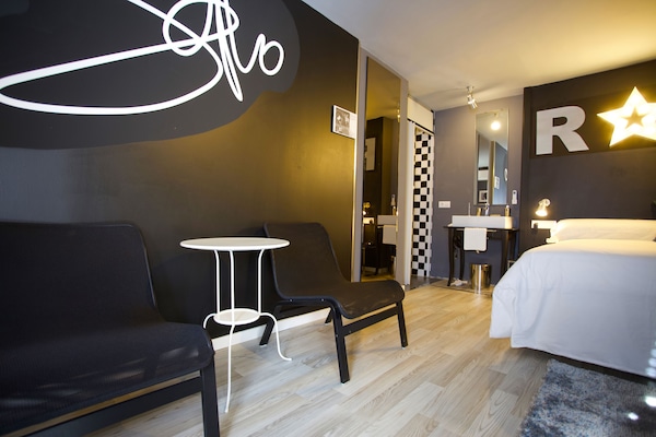 Habitación doble estándar | Ropa de cama de alta calidad, edredón y decoración personalizada