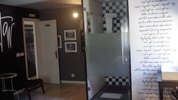 Tweepersoonskamer (with Private Parking) | 1 slaapkamer, luxe beddengoed, donsdekens, individueel gedecoreerd