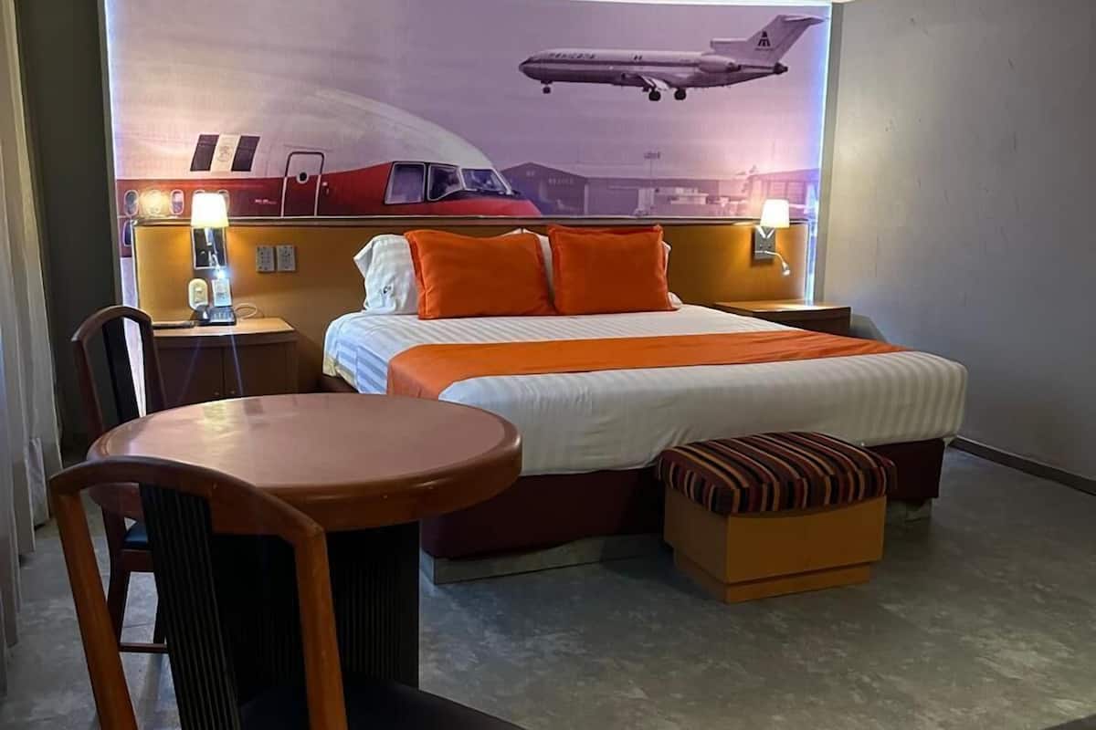 Royal Room | Desk, soundproofing, WiFi (free), bed sheets