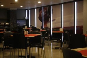 Desayuno buffet (USD 136 por persona)