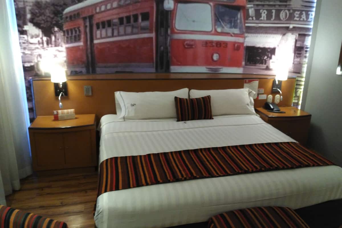 Desk, soundproofing, WiFi (free), bed sheets