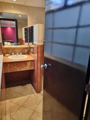 Habitación doble superior | Baño | Regadera, amenidades de baño gratuitas, toallas