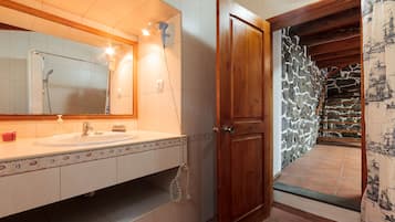 House, 2 Bedrooms | Bathroom | Combined shower/tub, hair dryer