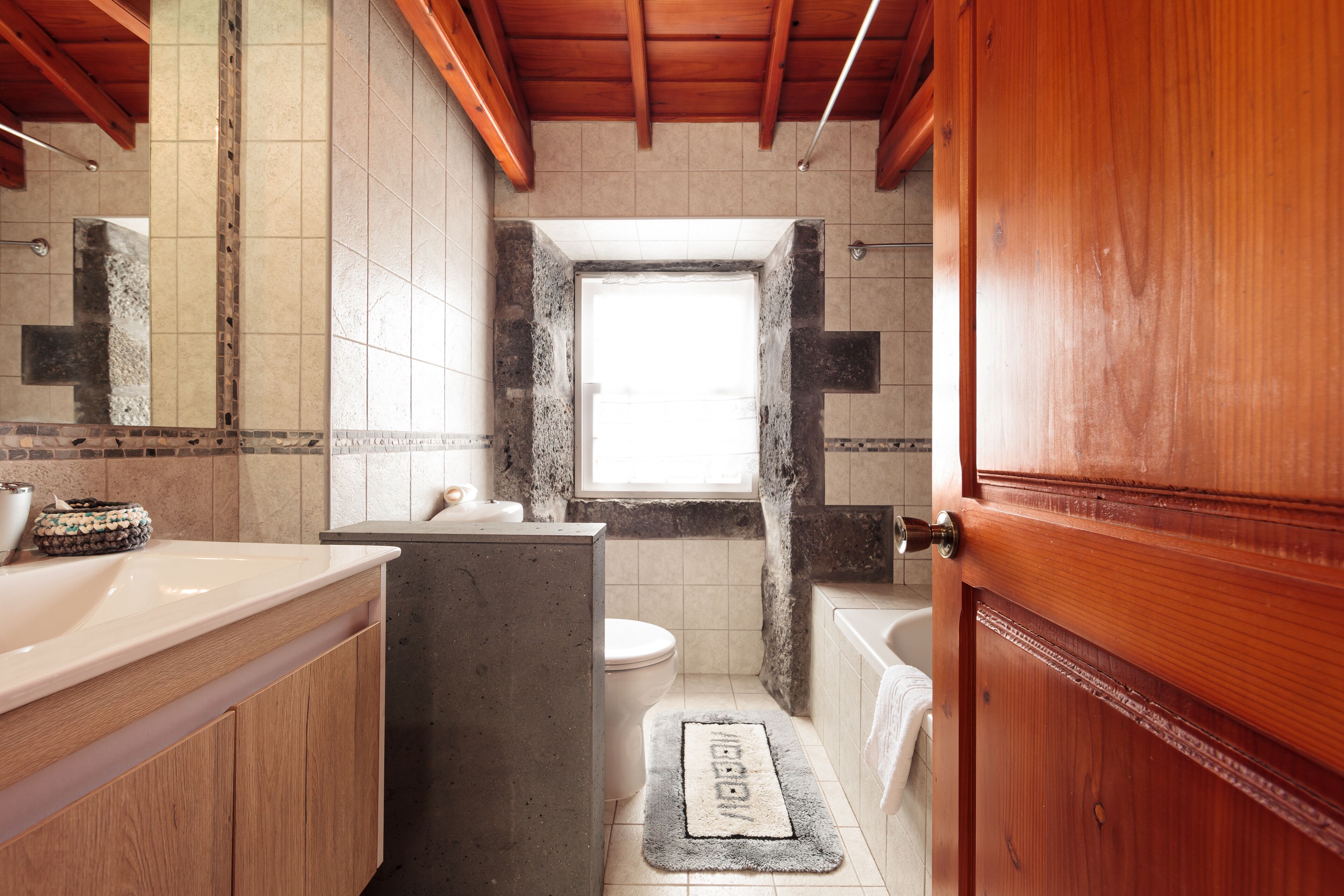 House, 1 Bedroom | Bathroom | Combined shower/tub, hair dryer