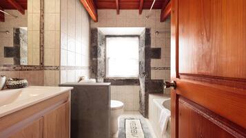 Huis, 1 slaapkamer | Badkamer | Een bad/douchecombinatie, een haardroger