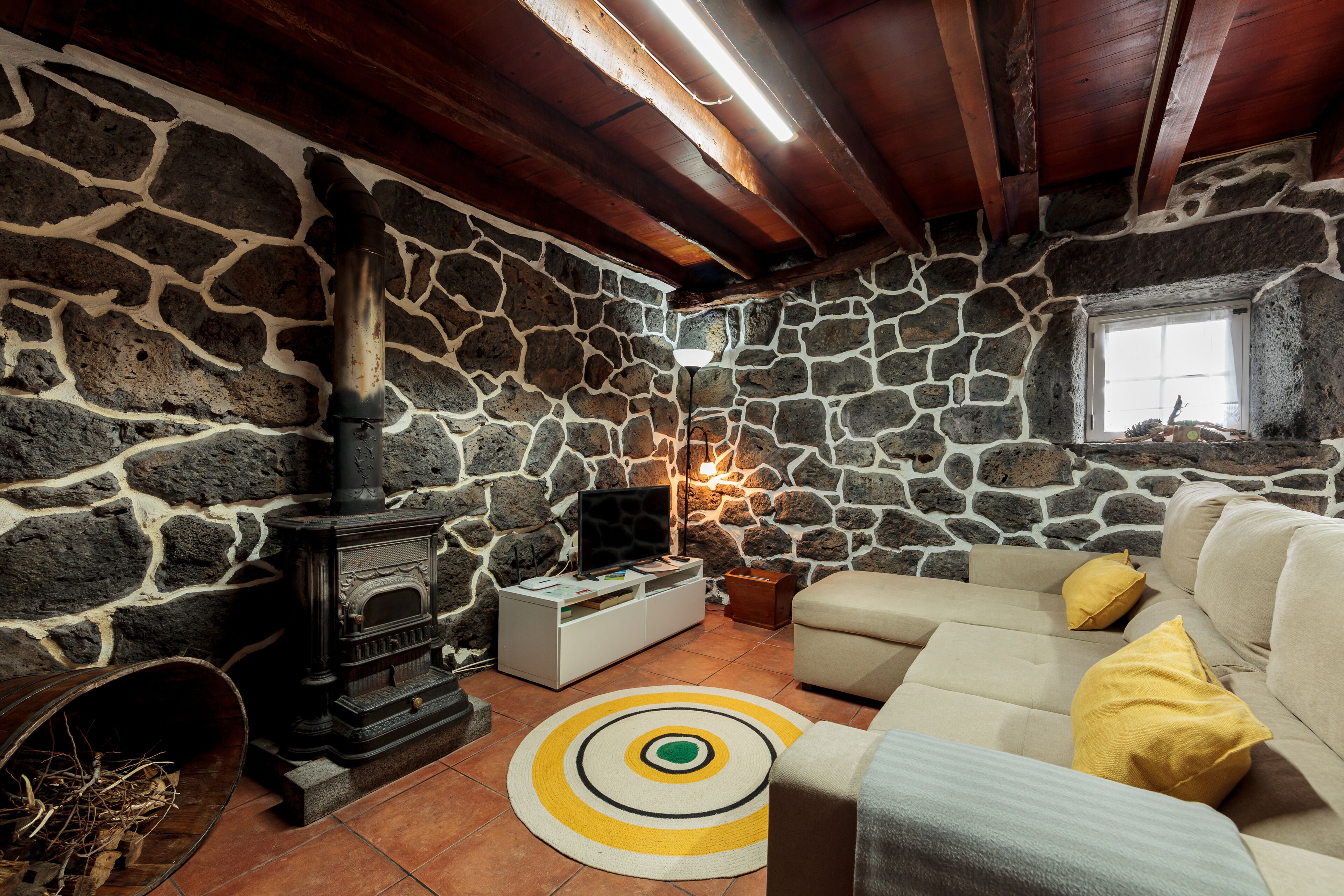 Casa, 2 habitaciones | Área de sala de estar | Televisión de pantalla plana y chimenea 