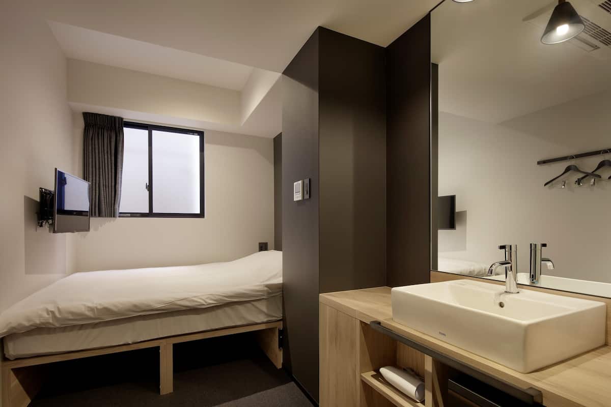 Tweepersoonskamer (Shared Bathroom, up to 2 guests only) | Verduisterende gordijnen, gratis wifi, beddengoed, rolstoeltoegankelijk