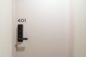 A door with a digital lock and the number 401. - Grand Hostel LDK Sapporo (Sapporo)