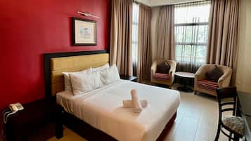 Deluxe Room, 1 Queen Bed | In-room safe, desk, blackout drapes, iron/ironing board