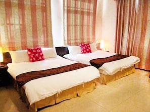 Family Room | Desk, rollaway beds, free WiFi