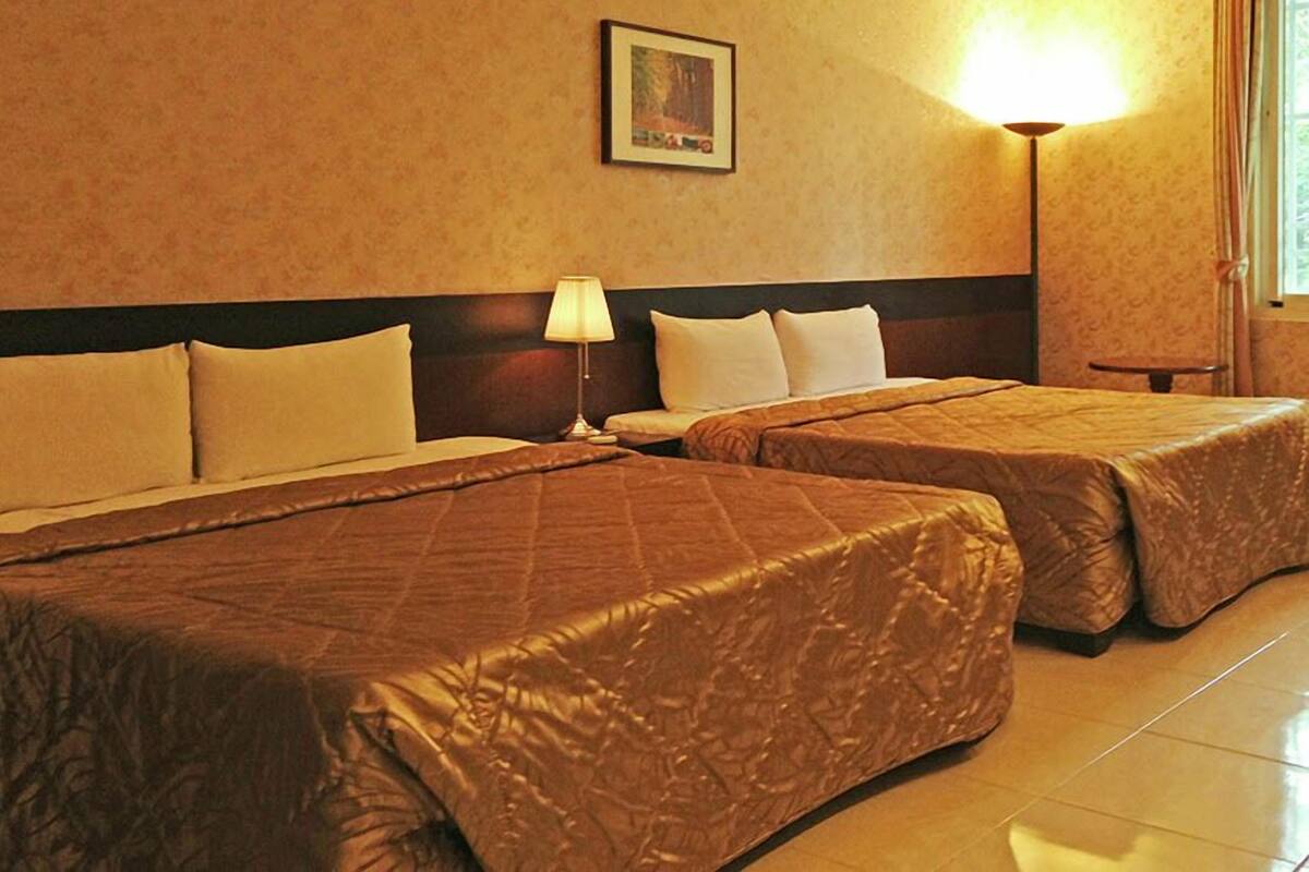 Family Room | Desk, rollaway beds, free WiFi