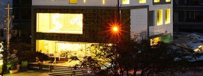 Een modern gebouw met grote ramen en een goed verlichte ingang.