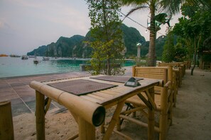 4 restaurantes; se sirve desayuno, almuerzo y cena; cocina tailandesa