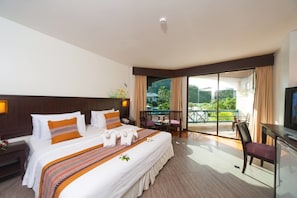 Deluxe Double/Twin Garden View for 2 pax | Minibaari, tallelokero huoneessa, työpöytä