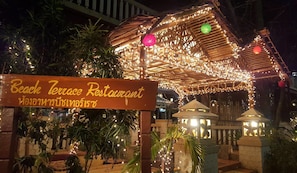 4 restaurants, breakfast, lunch, dinner served; Thai cuisine
