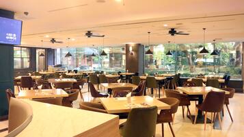 Petit déjeuner buffet servi en semaine (20000 KRW par personne)