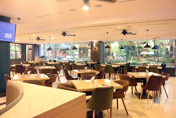 بوفيه فطور في أيام الأسبوع بتكلفة قدرها (20000 KRW للشخص)