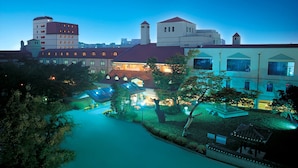 A hotel with multiple buildings, a courtyard, and a small bridge. - Onyang Hot Spring Hotel (Asan)