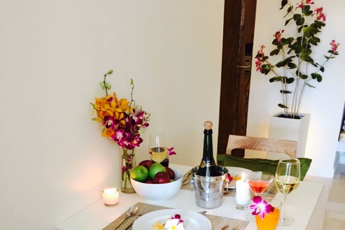 Studio Suite, King Bed | In-room dining