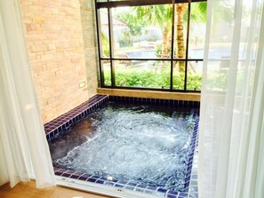 2 Bedroom Pool Suite | Jetted bathtub