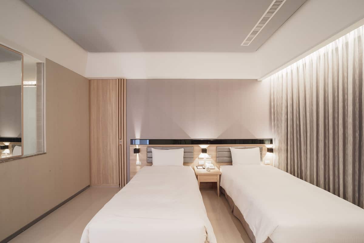 Kamar Twin Elite, 2 Tempat Tidur Twin | Selimut bulu angsa, brankas, meja kerja, dan kedap suara
