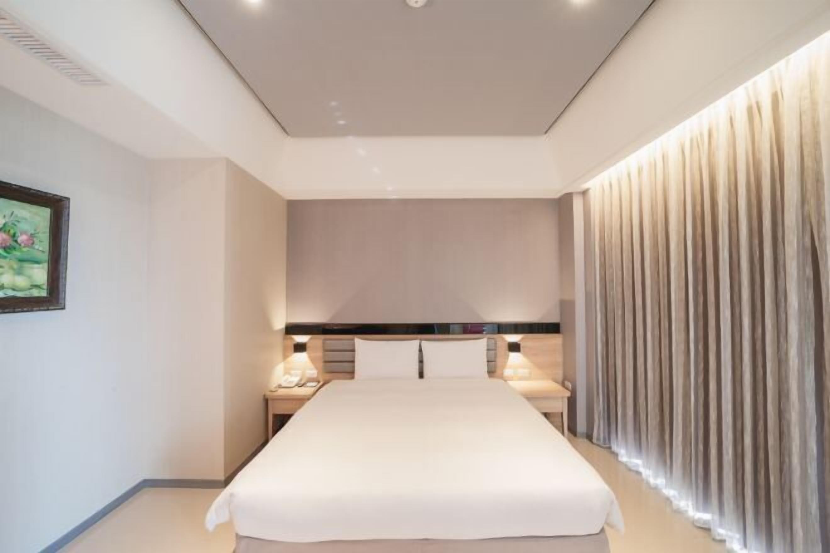 Down duvets, in-room safe, desk, soundproofing