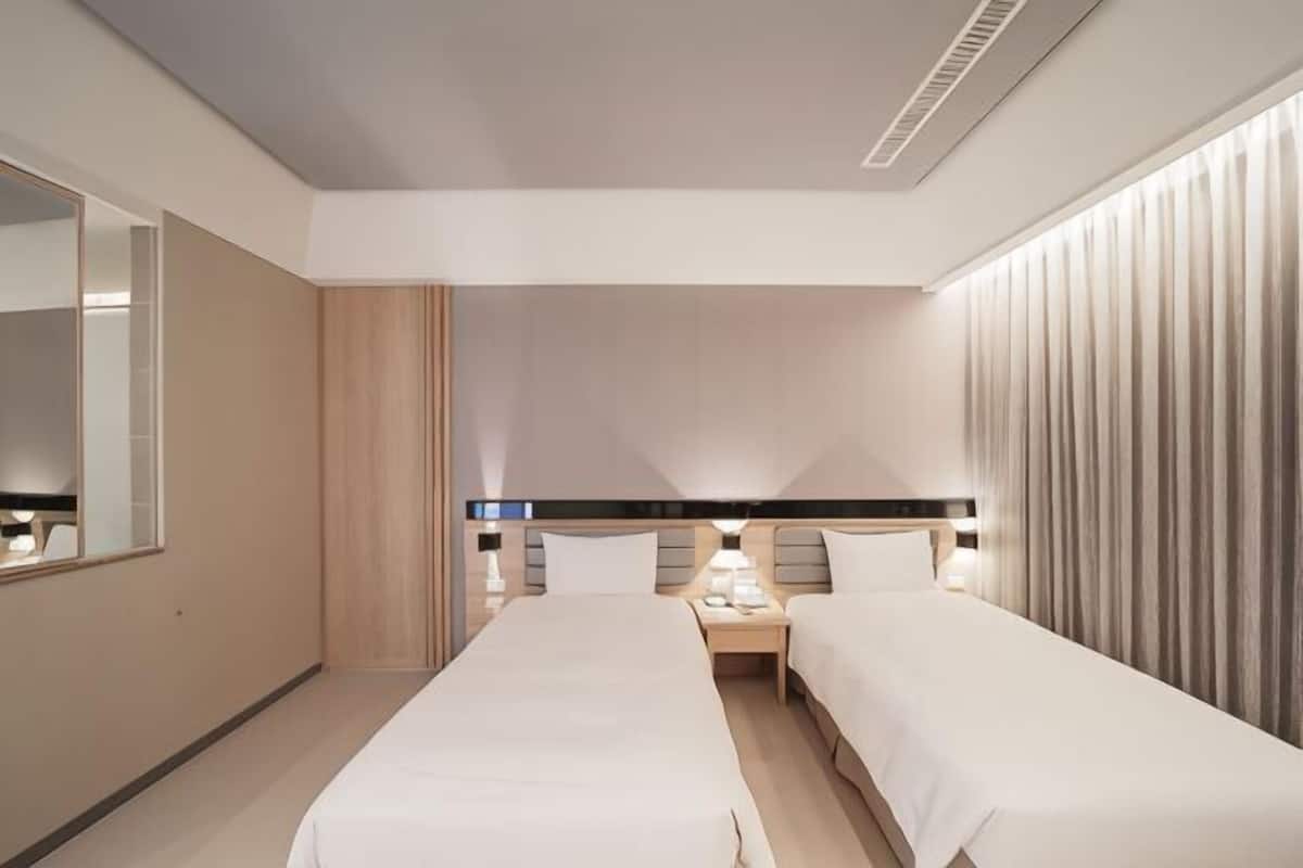 Down comforters, in-room safe, desk, soundproofing