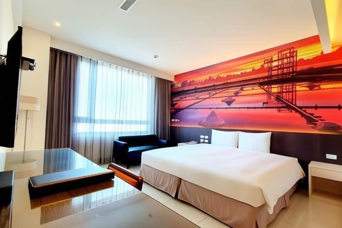 Down comforters, in-room safe, desk, soundproofing