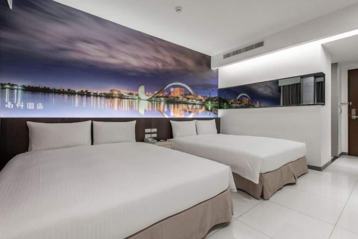 Down comforters, in-room safe, desk, soundproofing